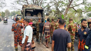 বাস-সেনাবাহিনীর গাড়ির মুখোমুখি সংঘর্ষ, আহত ১