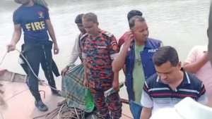 বাউফলে যাত্রীবাহী লঞ্চের ধাক্কায় তরমুজবোঝাই ট্রলার ডুবি