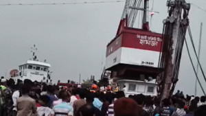 পদ্মায় ৬০ জন যাত্রীবাহী বাস ডুবি, উদ্ধারে হামজা