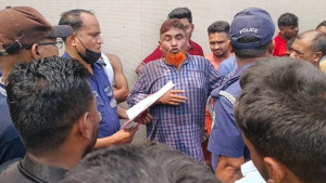 ফতুল্লায় লাশ রেখে পালাতে গিয়ে অ্যাম্বুল্যান্সসহ আটক ২