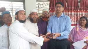 রাজবাড়ীতে সৌদি উপহারের ১১০ কার্টন খেজুর বিতরণ