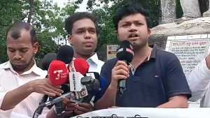 সরকারি চাকরিতে বয়সসীমা ৩৫ করার দাবিতে ঢাবিতে মানববন্ধন
