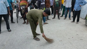 অনলাইন জুয়ায় হেরে চুরি, শাস্তি হিসেবে রাস্তা ঝাড়ু দিলেন মাসুদ