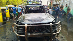 অটোরিকশার সিলিন্ডার বিস্ফোরণে দগ্ধ পুলিশের গাড়ি