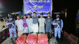 বাঁশখালীতে কোস্ট গার্ডের অভিযানে আটক ৬ পাচারকারী