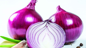 পেঁয়াজ কাটলে কেন চোখ জ্বলে? সমাধান কি?