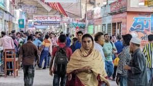 ঈদযাত্রায় গাবতলীতে ঘরমুখো মানুষের ভিড়, টিকিট মিলছে কাউন্টারেই